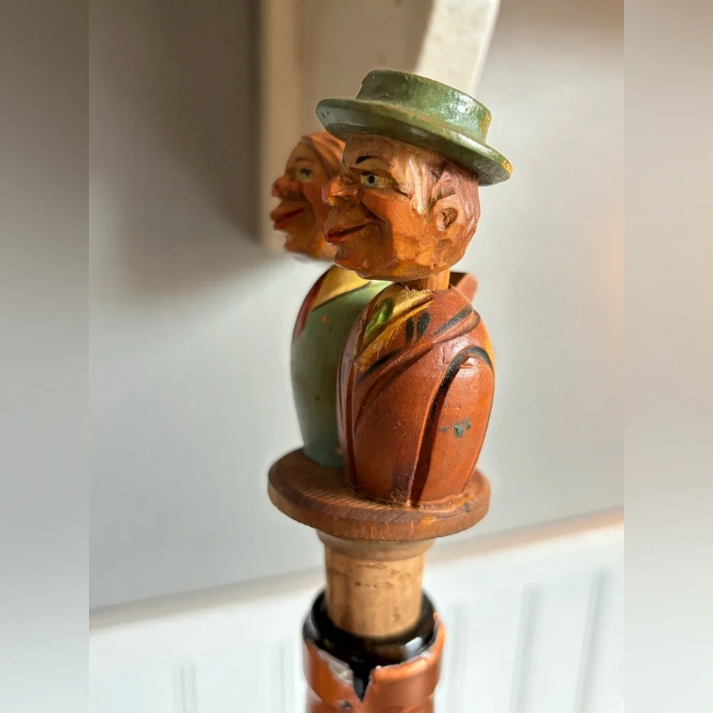 VINTAGE HAND-CARVED HAND-PAINTED KISSING COUPLE WINE BOTTLE CORK STOPPER
